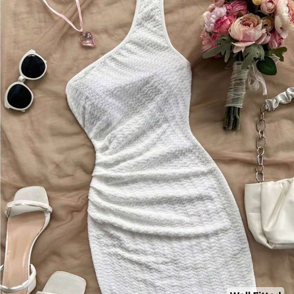 Body con White One-Shoulder Dress